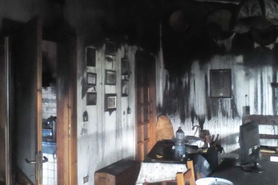 La casa in cui è scoppiato l'incendio (Andrea Scano)