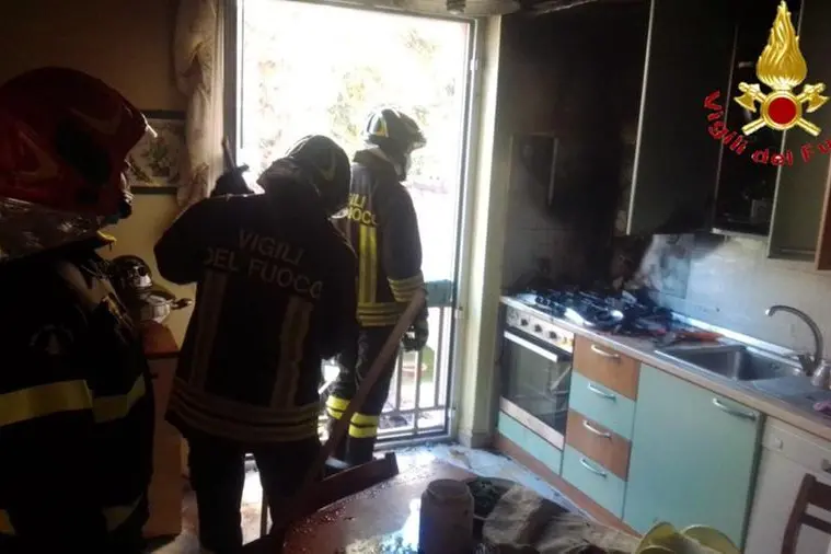 Die Küche nach dem Brand (Foto Feuerwehr)