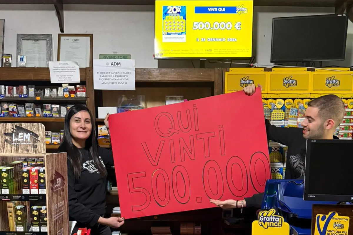 Desulo. Da 500 a 500mila euro. In foto Manuel e Sonia del tabacchi di via Cagliari