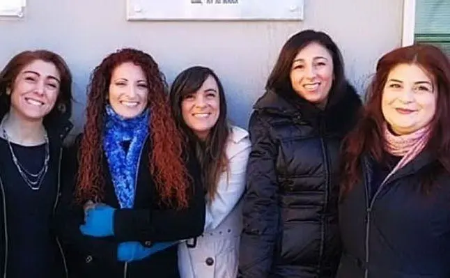 Parte del direttivo dell'associazione Elda Mazzocchi Scarzella con (seconda da sinistra) la dirigente scolastica Marta Putzulu (foto Simone Farris)