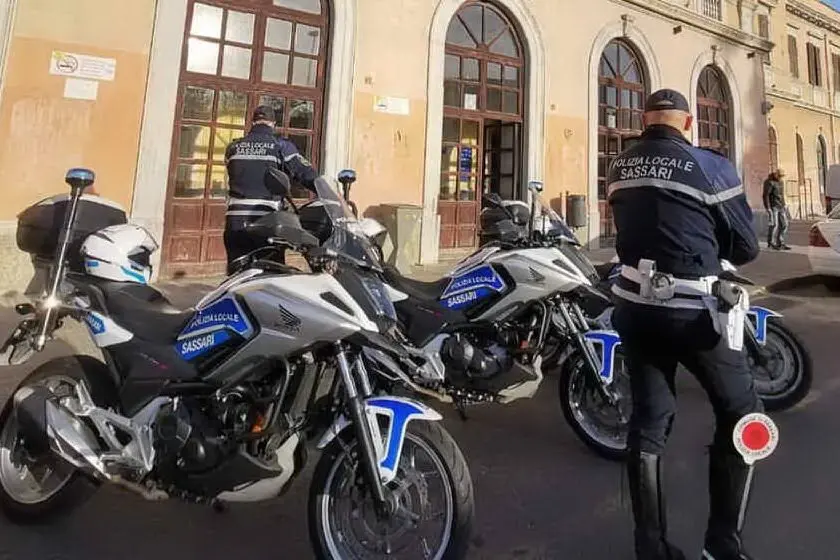 Due agenti (foto polizia locale di Sassari)