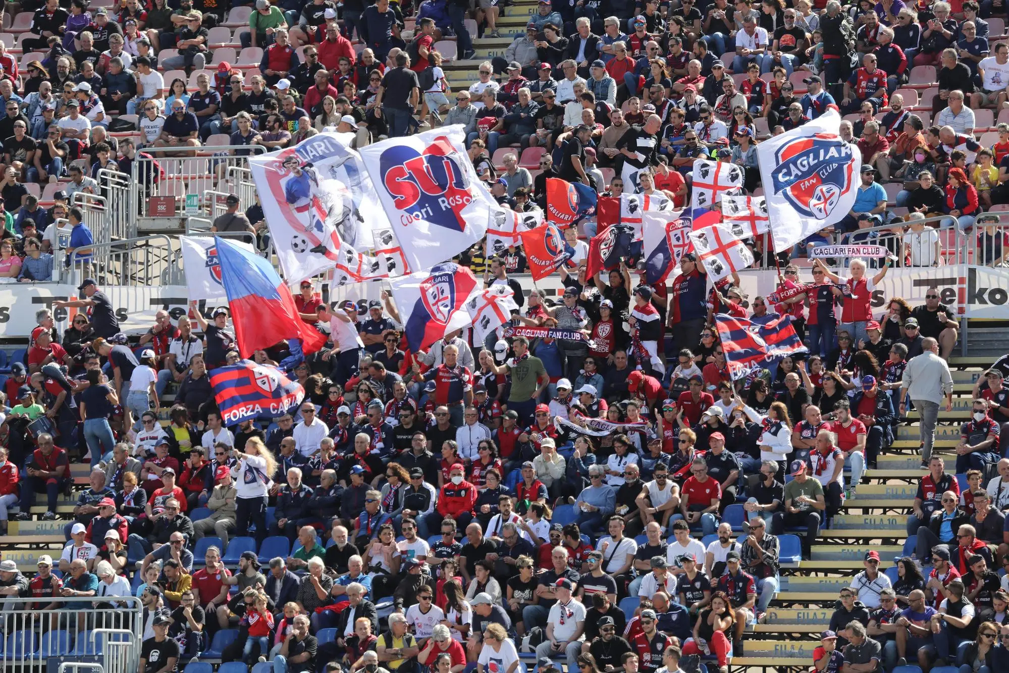 Tifosi del Cagliari all'Unipol Domus (foto Max Solinas)