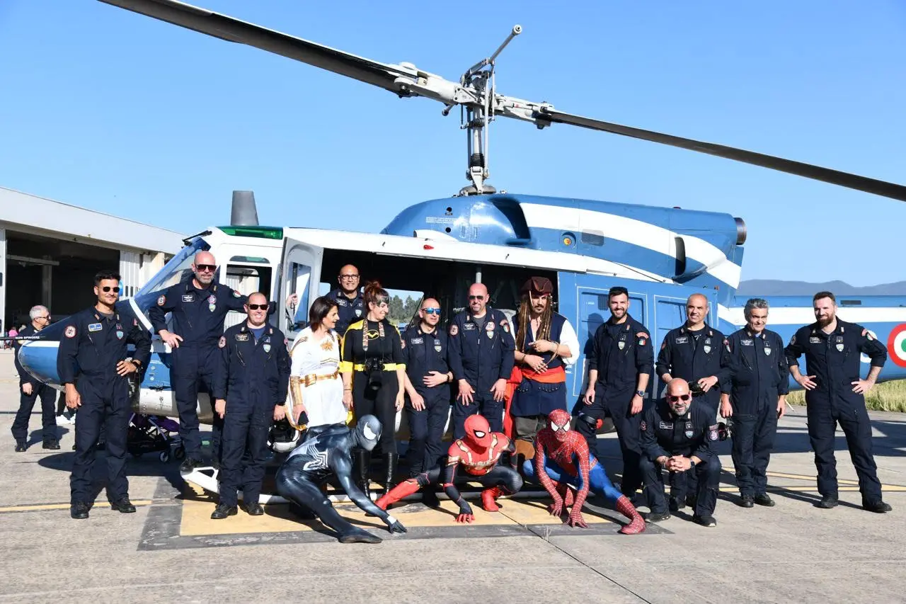 I supereroi e i poliziotti del settimo Reparto volo di Fenosu (foto concessa)