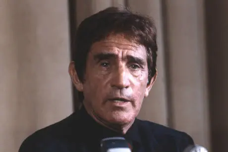 Ricorre oggi il trentesimo anniversario della morte di uno degli artisti più apprezzati dello spettacolo italiano. Stiamo parlando di Walter Chiari, attore di cinema e teatro, nonché presentatore. Nato a Verona da una famiglia di origini pugliesi (all'anagrafe di cognome faceva Annicchiarico), classe 1924, in carriera ha recitato in pellicole - soprattutto commedie - dirette dai maggiori registi del Novecento, da Mario Soldati a Sergio Corbucci, passando per Steno, Mario Mattoli ed Ettore Scola. Apprezzato mattatore anche a teatro, è stato anche un volto noto della televisione, avendo condotto o partecipato a varietà di grande successo, come Fantastico, e anche a numerosi programmi musicali, come Canzonissima, il Cantagiro e il Festival di Sanremo. E' morto a Milano, per un infarto, all'età di 67 anni. Dopo il decesso venne aperta un'indagine che ipotizzava il coinvolgimento del suo fisioterapista, Pierantonio Bettelli, sospettato di trattamenti farmacologici non autorizzati. Ma l'inchiesta venne presto archiaviata. Riposa al cimitero monumentale di Milano. (Unioneonline/l.f.)