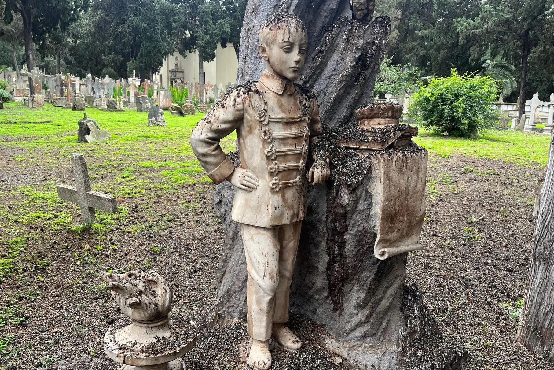 Una delle tante sculture funerarie nel cimitero monumentale di Bonaria ricoperta dagli escrementi degli uccelli