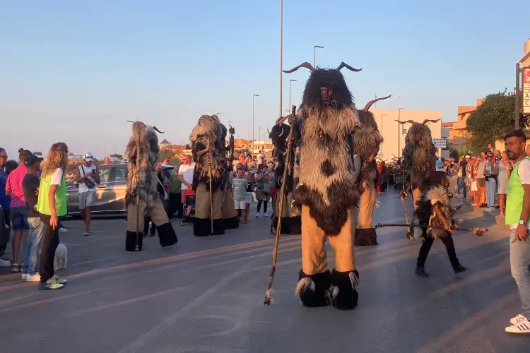 I Gigantes di Sennori sfilano a Porto Torres (foto Pala)
