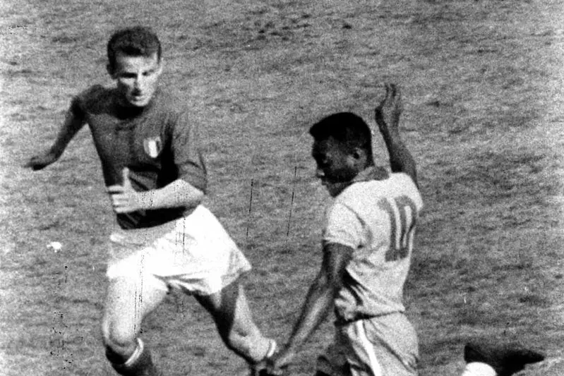 In marcatura su Pele durante una partita della Nazionale nel 1963