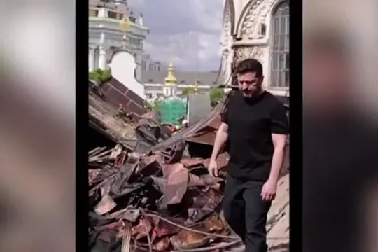 Presidente ucraino Zelensky visita la cattedrale colpita da drone russo