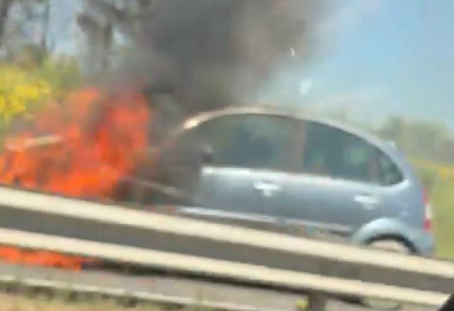Auto in fiamme sulla 554, traffico in tilt