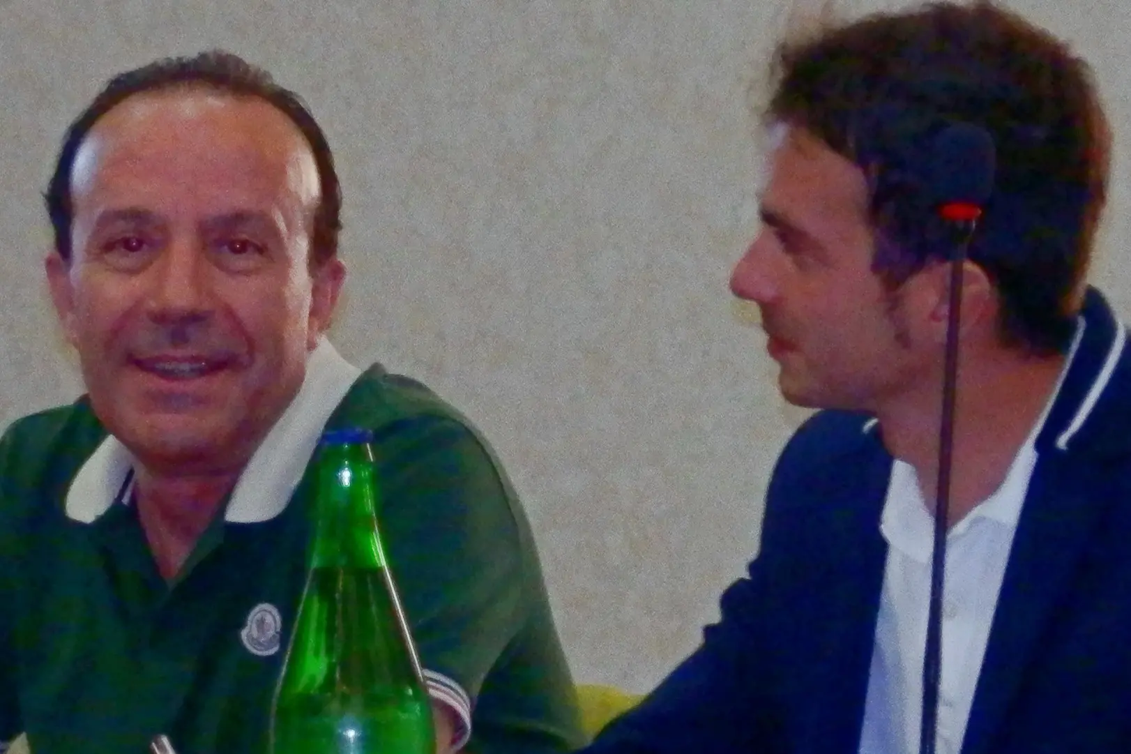 Gianpiero Pazzola (a sinistra) con l'attuale sindaco di Sennori, Nicola Sassau (foto concessa)