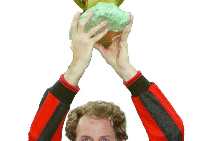 20040310 - ECO - FIRENZE - FIDEURAM: INCHIESTA FIRENZE, FRA INDAGATI ANCHE FRANCO BARESI - Un' immagine di archivio dell'ex capitano del Milan e della nazionale, Franco Baresi, con il pallone d'oro. Nell'elenco dei 106 indagati dalla Procura di Firenze per l'inchiesta sui promotori Fideuram, che ieri ha portato a decine di perquisizioni in molte regioni italiane, risulta anche il nome di Franco Baresi. RADAELLI/ANSA /KLD