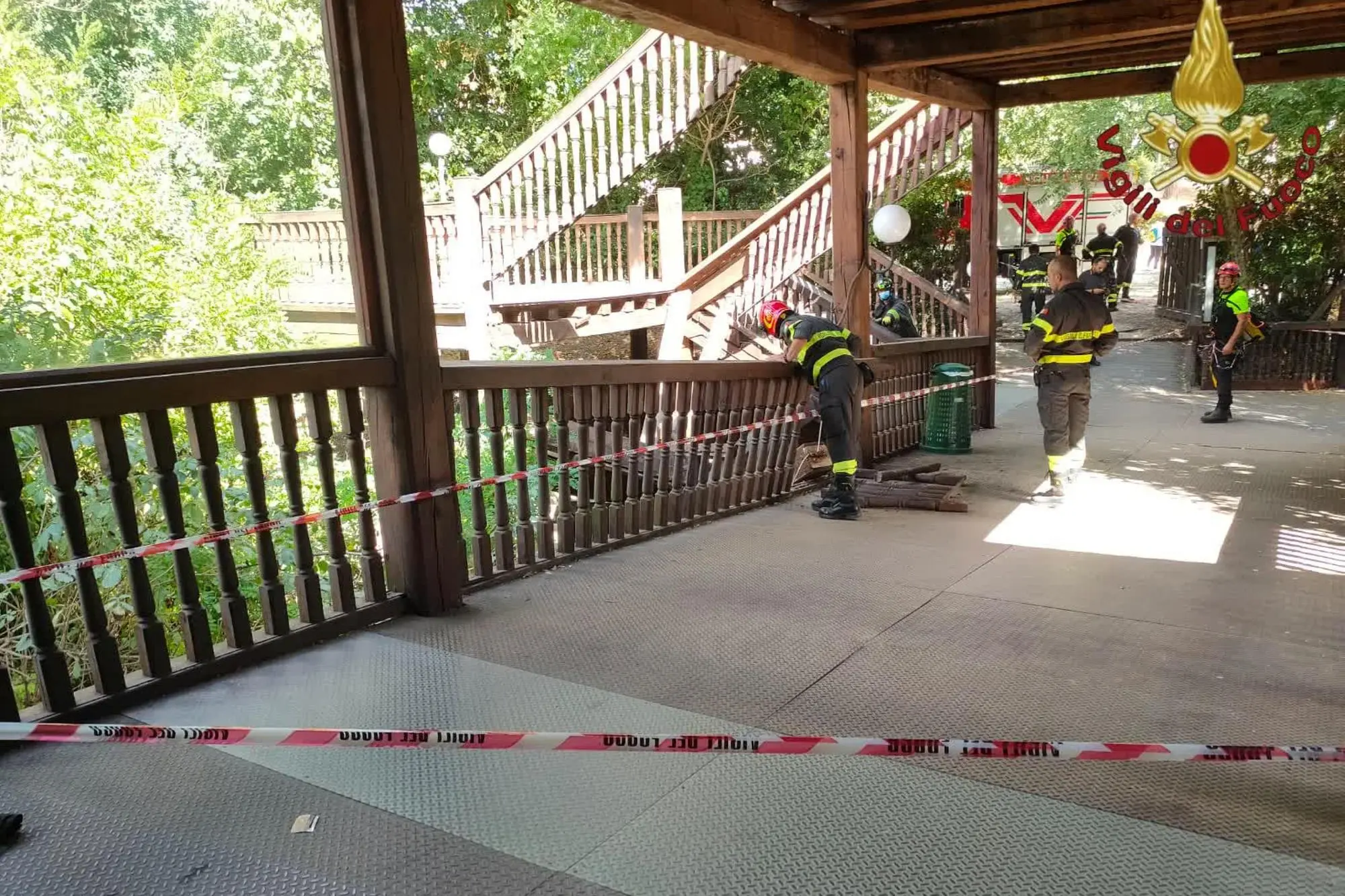 Roma, cede la scala del Globe Theatre: 10 persone in ospedale (foto via Ansa)