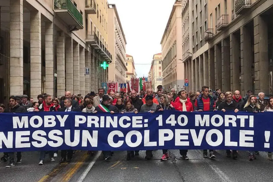 Una manifestazione per chiedere giustizia nel caso Moby Prince (Ansa)