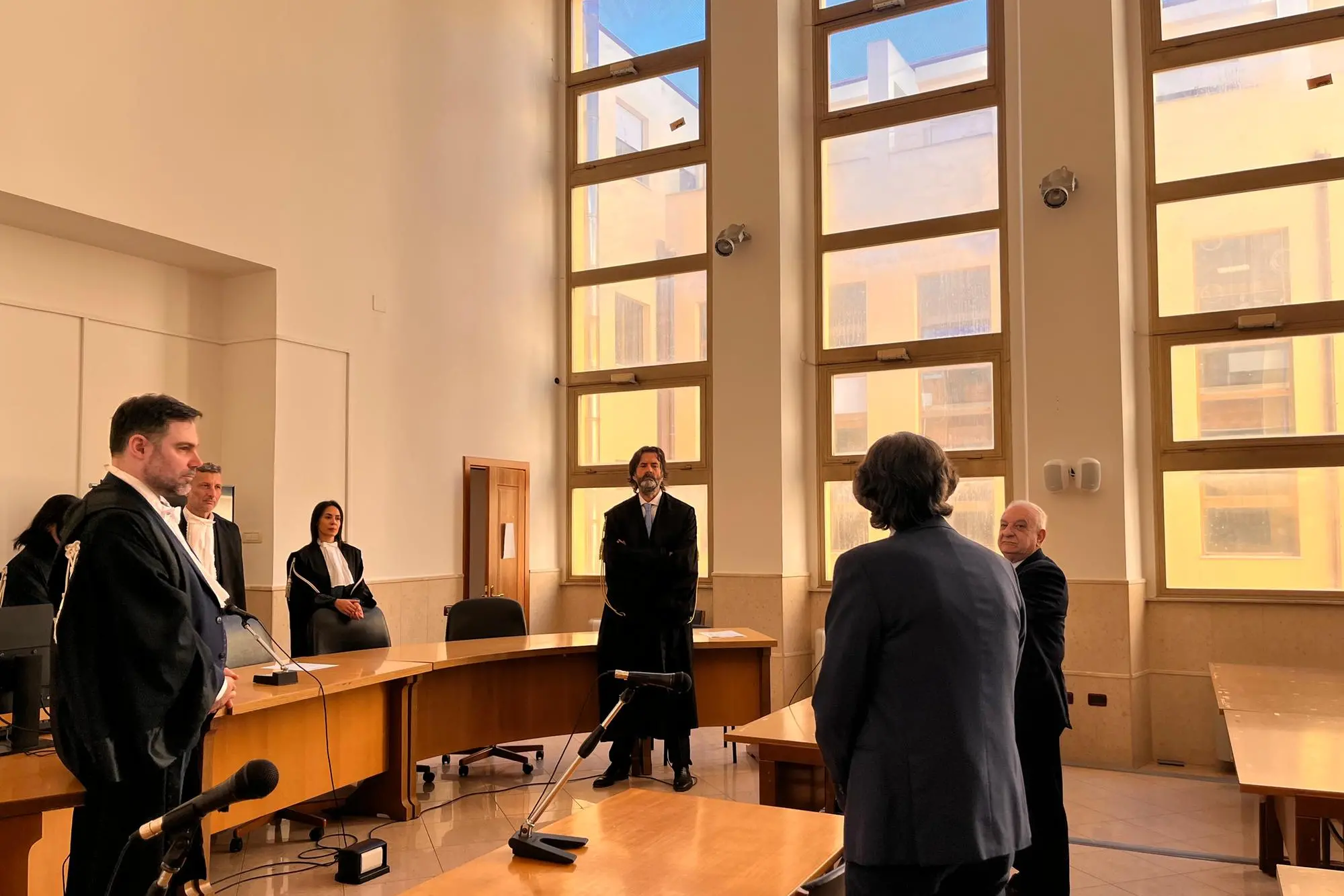 In piedi a destra il nuovo procuratore di Nuoro Daniele Rosa