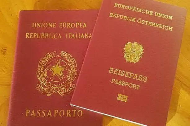 Passaporto italiano e austriaco. (Foto Ansa)