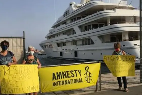 La protesta al porto di Cagliari (Foto Amnesty Cagliari, da Facebook)