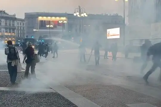 Guerriglia urbana a Milano, scontri in Duomo tra polizia e manifestanti