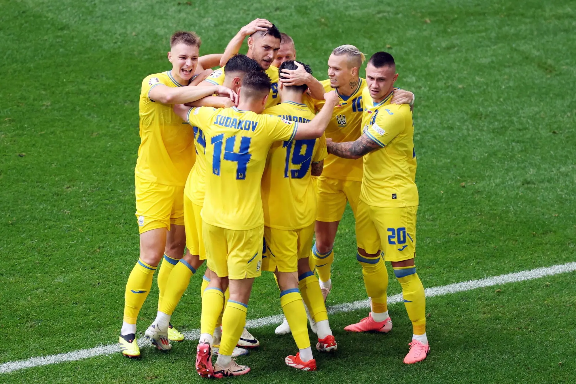 epa11428018 Roman Yaremchuk of Ukraine is celebrated by teammates after scoring the 1-2 goal during the UEFA EURO 2024 group E soccer match between Slovakia and Ukraine, in Dusseldorf, Germany, 21 June 2024. EPA/FRIEDEMANN VOGEL