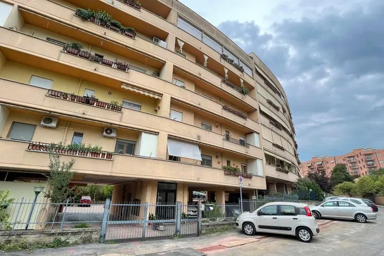 Il palazzo in via Matteotti a Velletri dove è avvenuta la tragedia (Ansa)