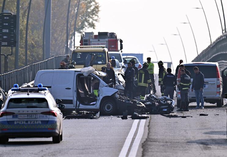 Frontale per un sorpasso vietato, tre morti