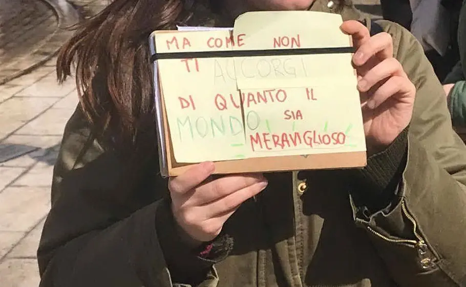 Il messaggio di una studentessa (foto Maurizio Ciotola)