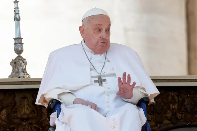 Papa Francesco in San Pietro (Ansa)