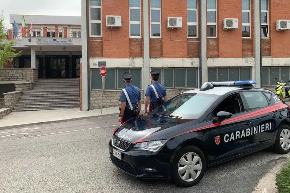 I carabinieri davanti alla scuola (foto Carabinieri)
