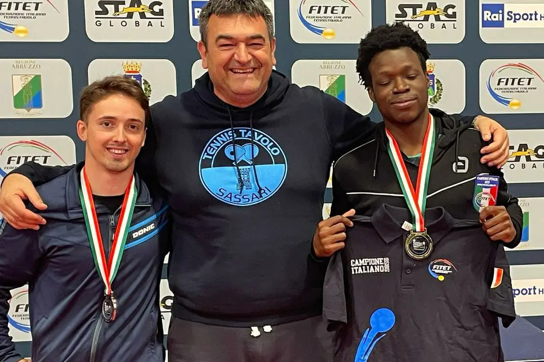Andrea Puppo, il coach Mario Santona e Johnny Oyebode del TT Sassari ai recenti campionati italiani (foto TT Sassari)