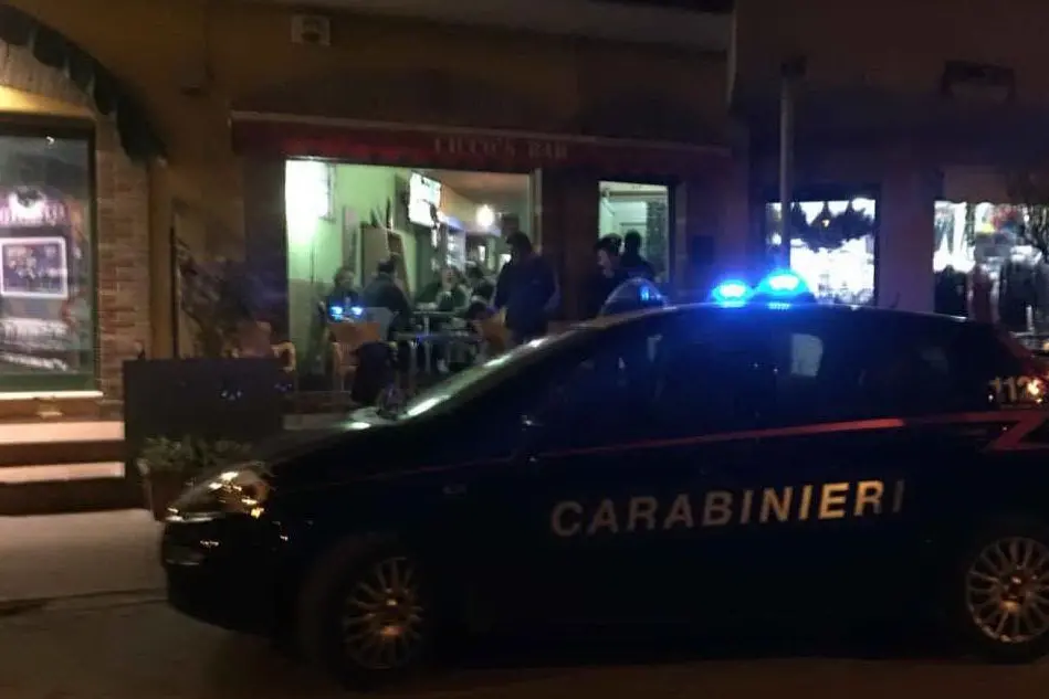 I carabinieri davanti al bar