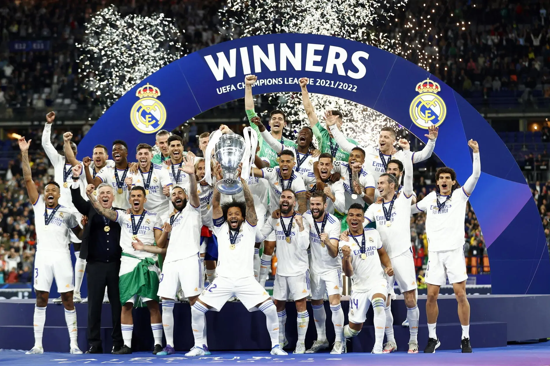 Foto di rito con la coppa per il Real Madrid (Ansa - Epa)