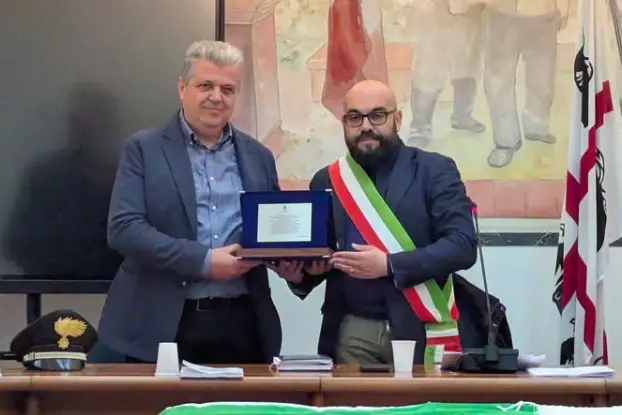 Il luogotenente Secchi col sindaco Brundu (foto concessa)