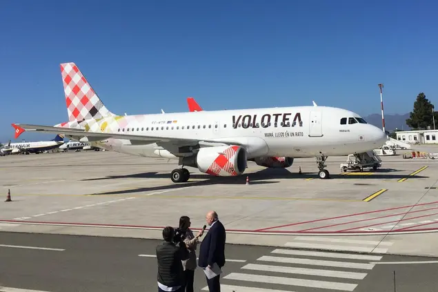 Un aereo Volotea a Elmas (Archivio L'Unione Sarda)