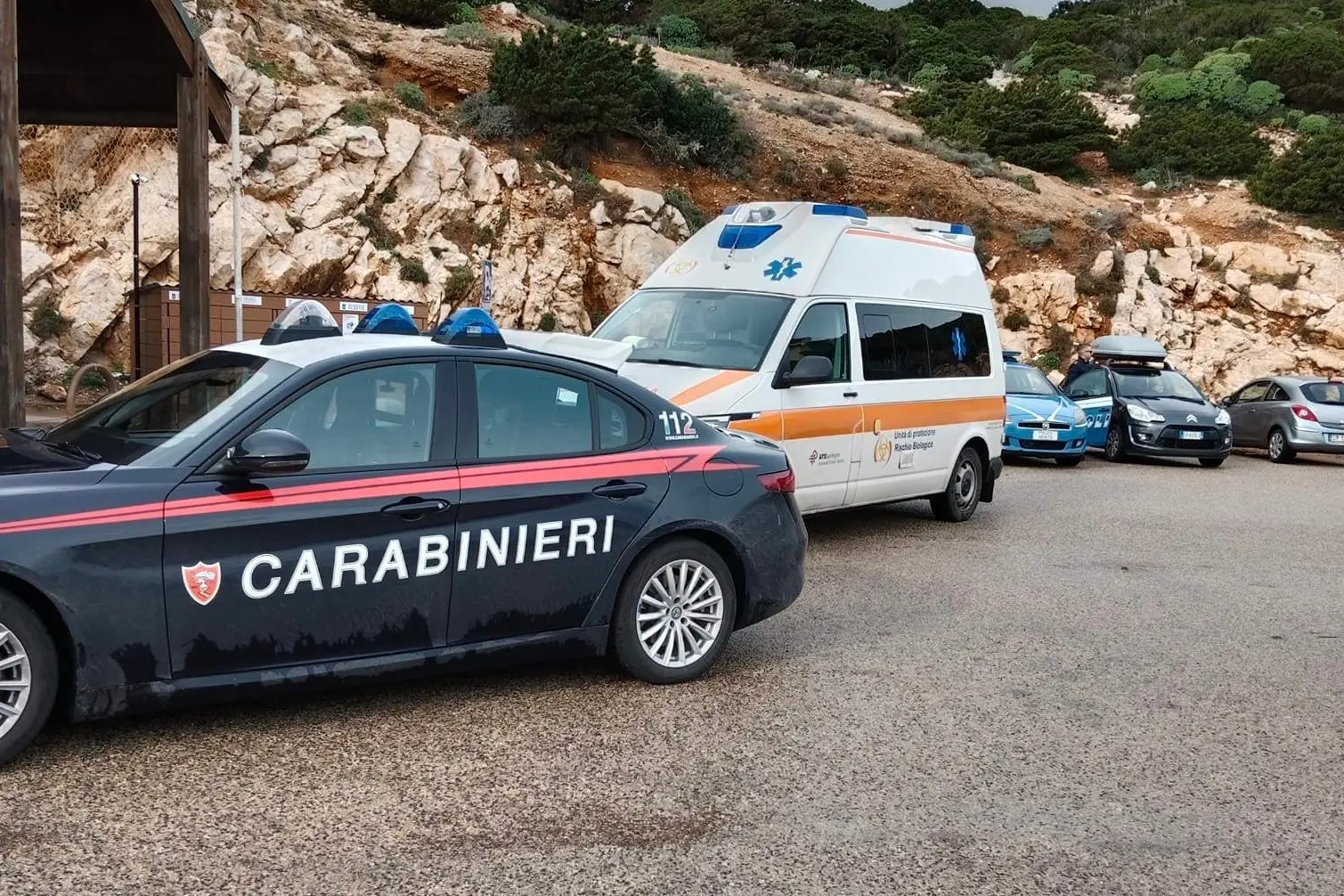 Carabinieri, polizia e ambulanza sul luogo del ritrovamento del corpo (Foto concessa)
