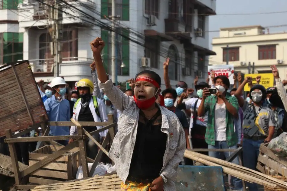 Un manifestazione a Mandalay (Ansa)