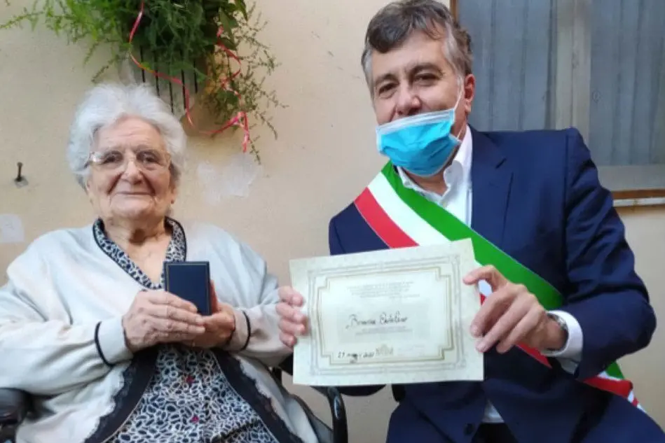 La centenaria con il presidente del Consiglio comunale (foto Comune di Cagliari)