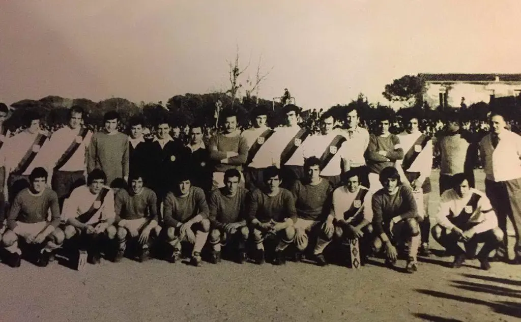 Alghero, dicembre 1971, la squadra del Cagliari e dell'Alghero posano prima della partita (foto concessa da Tommaso Di Napoli)