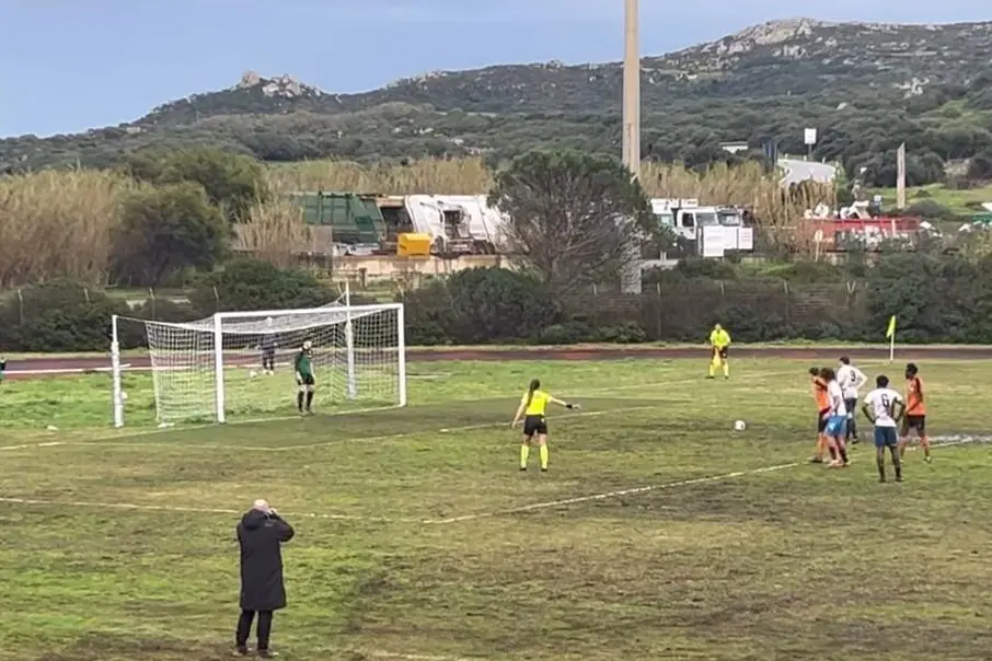 Il rigore di Siamparelli nel gara di campionato col Buddusò (foto Ilenia Giagnoni)