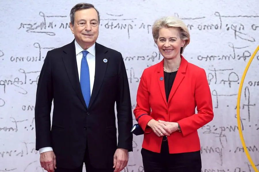 epa09553494 Italian Prime Minister Mario Draghi (L) welcomes European Commission President Ursula von der Leyen as she arrives for the G20 Leaders' Summit at La Nuvola Congress Centre in Rome, Italy, 30 October 2021. The Group of Twenty (G20) Heads of State and Government Summit will be held in Rome on 30 and 31 October 2021. EPA/ETTORE FERRARI / POOL
