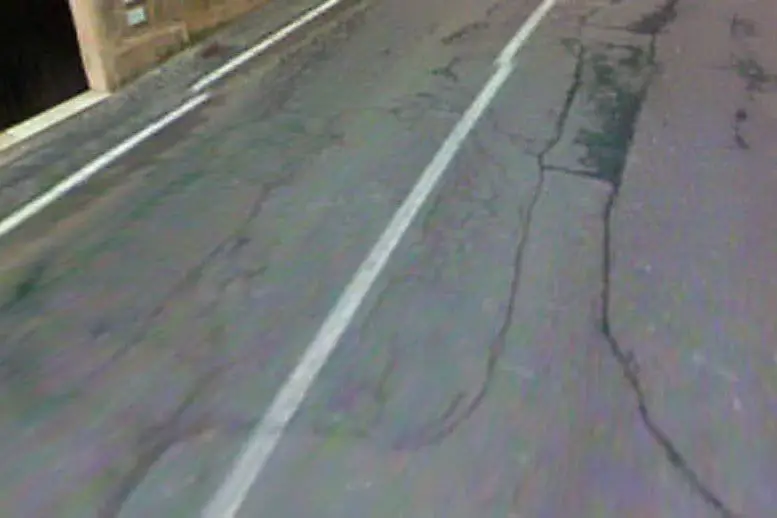 Un tratto della strada statale 128 rovinata nel centro abitato di Laconi
