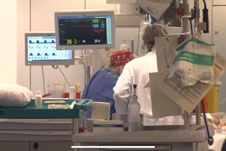 Neonati morti in ospedale, il batterio killer nel dispenser del detersivo per lavare i biberon