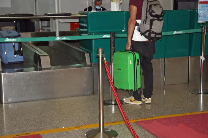 Un passeggero al check-in nello scalo di Roma-Fiumicino