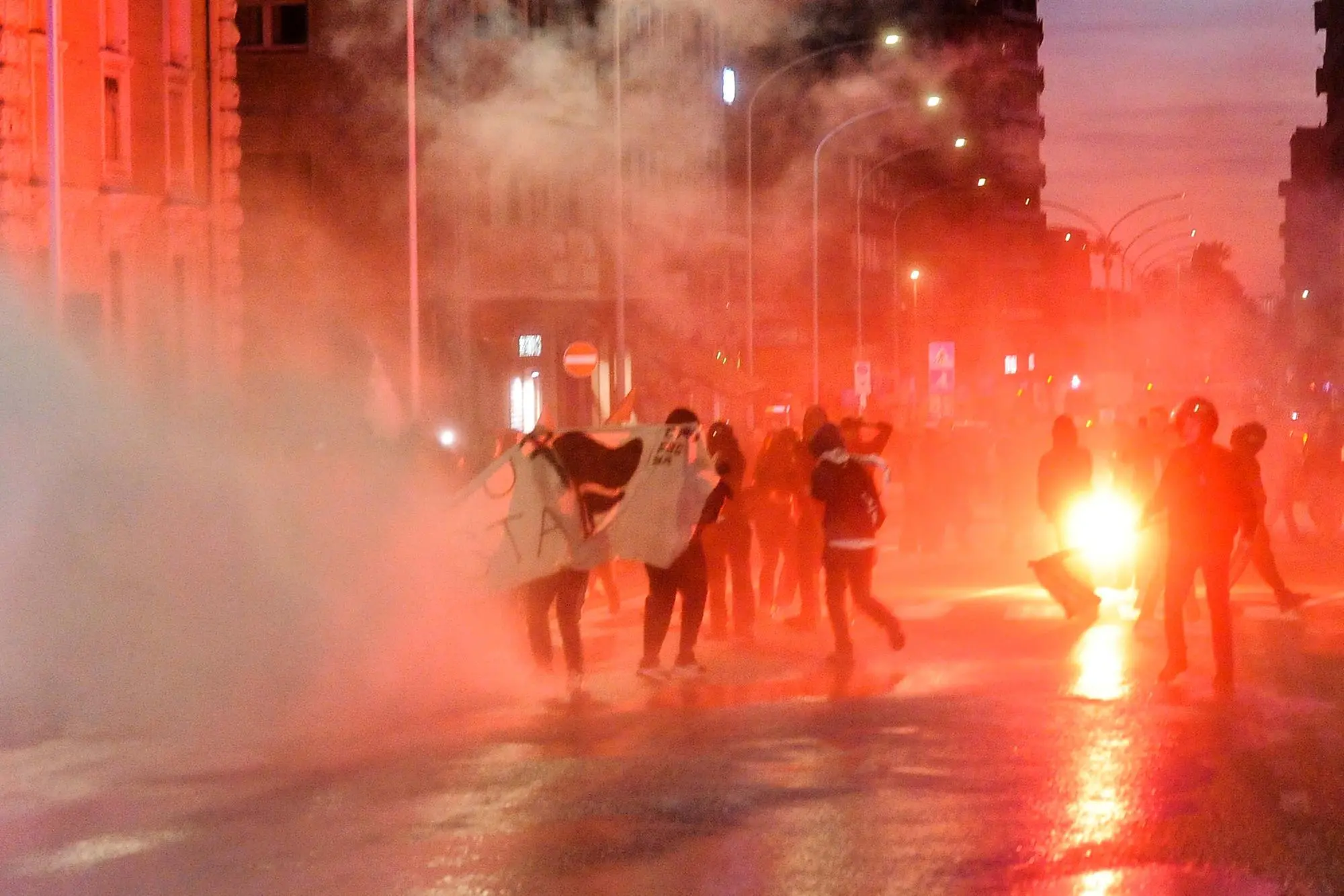 Idranti e lacrimogeni sul corteo antifascista a Cagliari (foto Cucca)