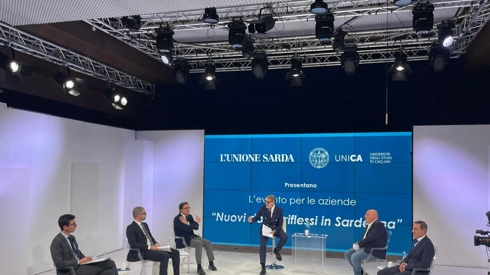 https://immagini.unionesarda.it/version/c:M2NjMjZiMWEtNTcwYi00:ZjMyNjBhYWQtZjZjMy00/image.webp?f=16:9