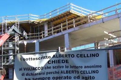 Lo striscione sulla recinzione del cantiere