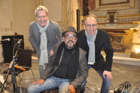 Amedeo Grisi al centro con Claudio Baglioni (Ansa)