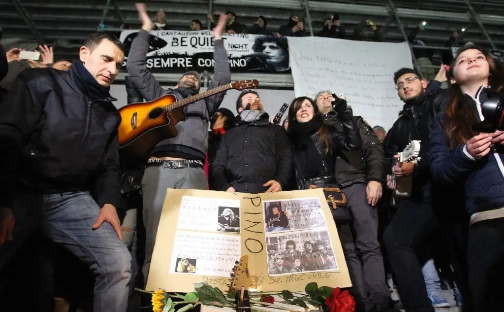 I fan cantano per celebrarlo