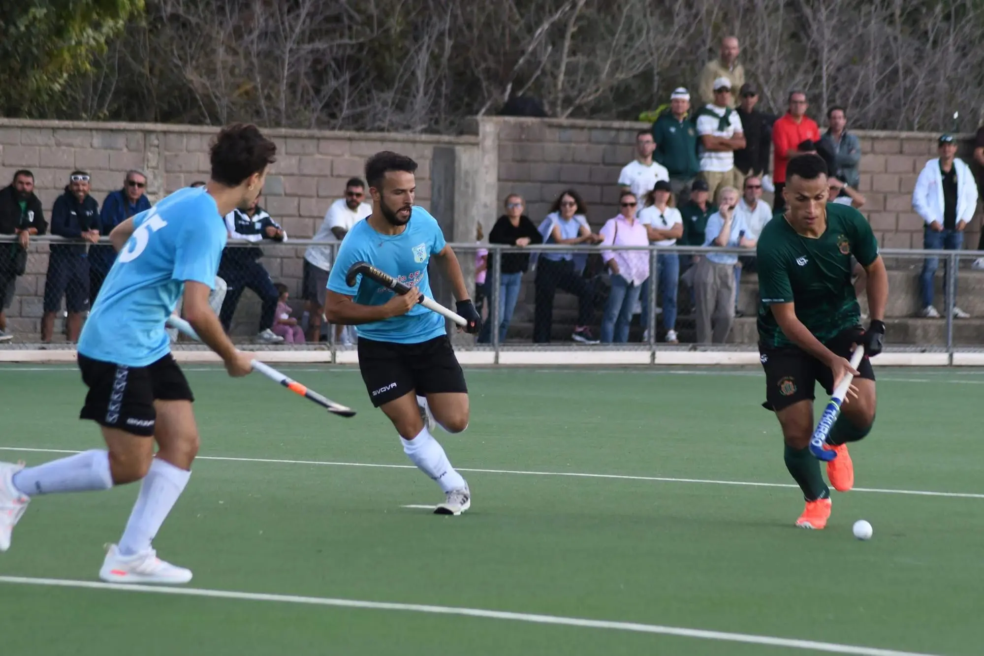 Hockey su prato, è un’Amsicora pigliatutto Attacco dell'Amsicora e difesa dell'HT Sardegna nell'ultimo derby (Foto Giuseppe Meloni)