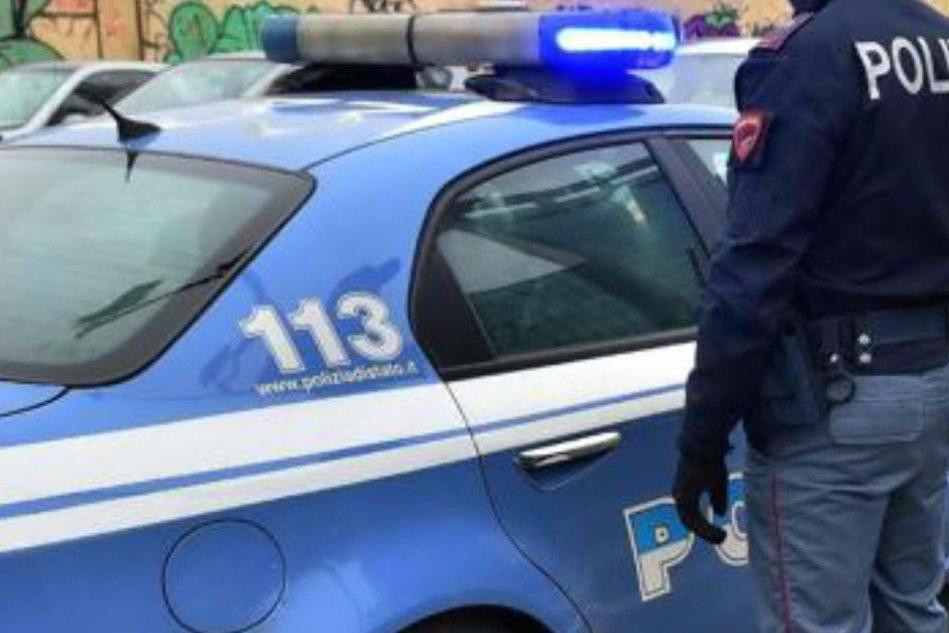 Cagliari: i poliziotti arrivano per salvargli la vita, lui li aggredisce