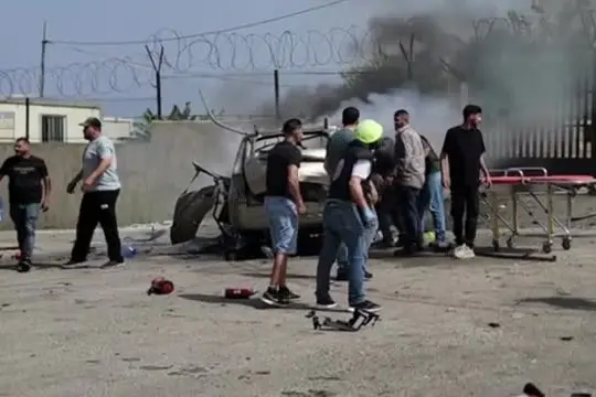Libano, auto in fiamme dopo i raid israeliani
