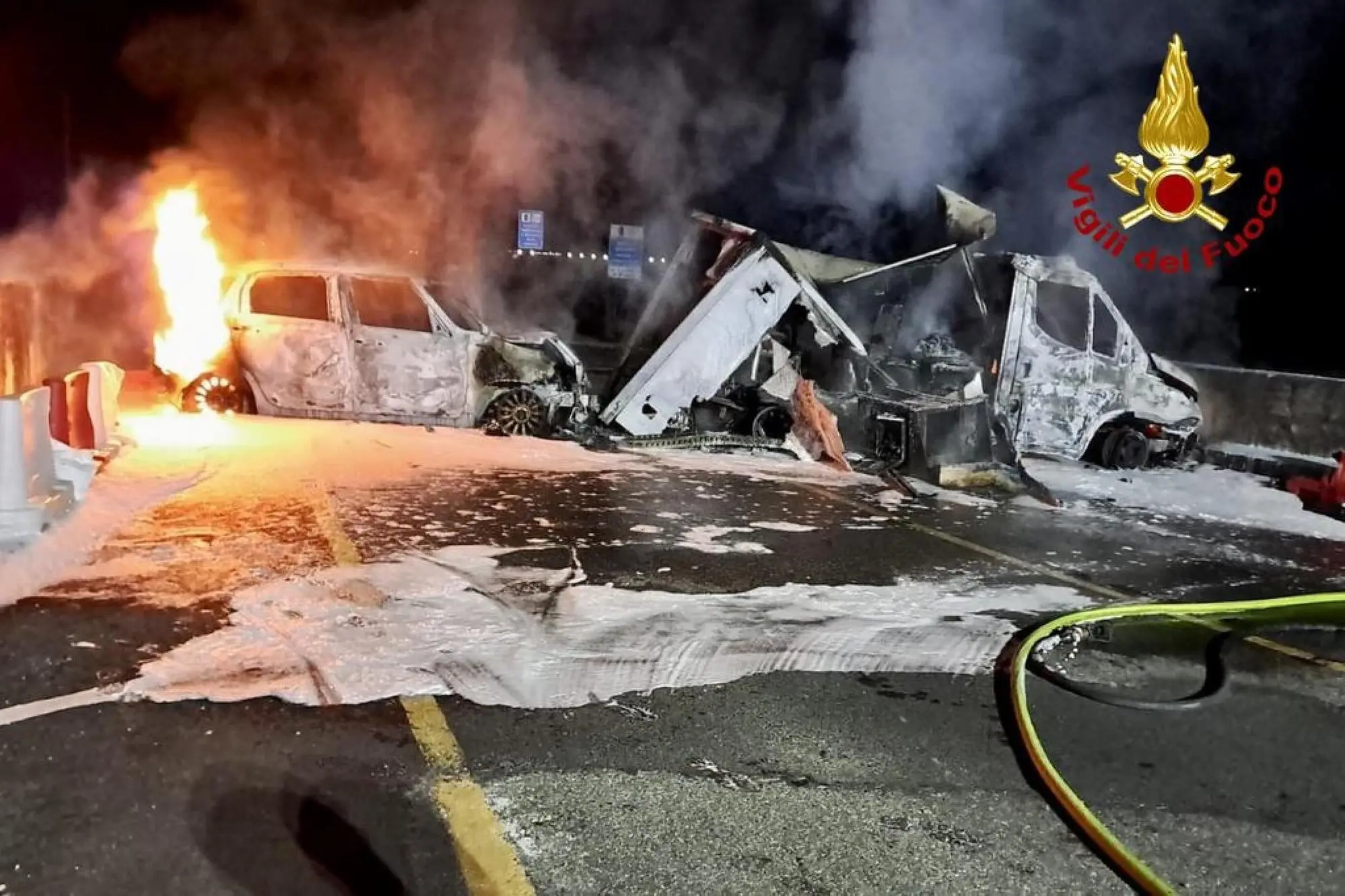 Una banda organizzata di ladri ha portato via dai camion e dal magazzino materiale tecnologico per un valore ingente, non ancora stimato, dopo aver fatto irruzione con le armi nel piazzale della sede Dhl a Monticelli d'Ongina, in provincia di Piacenza, 3 novembre 2024. ANSA/ VIGILI DEL FUOCO +++ ANSA PROVIDES ACCESS TO THIS HANDOUT PHOTO TO BE USED SOLELY TO ILLUSTRATE NEWS REPORTING OR COMMENTARY ON THE FACTS OR EVENTS DEPICTED IN THIS IMAGE; NO ARCHIVING; NO LICENSING +++ NPK +++